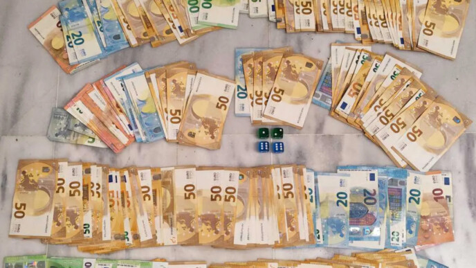 Σπάρτη: «Έφοδος» της ΕΛ.ΑΣ. σε κατάστημα για τζόγο – Χειροπέδες σε 10 άτομα και 16.000 ευρώ στο τραπέζι