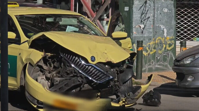 Τροχαίο στην Κυψέλη: Σύγκρουση βαν με ταξί στην οδό Ευελπίδων