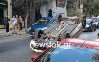 Ανατροπή αυτοκινήτου στο Παγκράτι: Εγκλωβίστηκε ο οδηγός