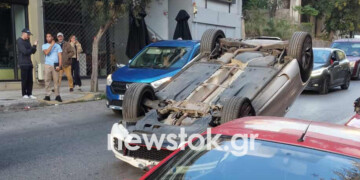 Ανατροπή αυτοκινήτου στο Παγκράτι: Εγκλωβίστηκε ο οδηγός
