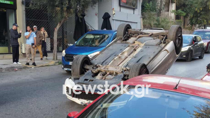 Ανατροπή αυτοκινήτου στο Παγκράτι: Εγκλωβίστηκε ο οδηγός