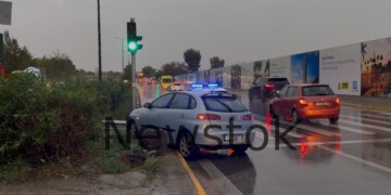 Κακοκαιρία Adel: Τροχαίο στον Άλιμο – ΙΧ «καρφώθηκε» στα κιγκλιδώματα λόγω της νεροποντής