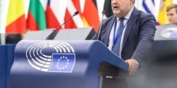 Δημήτρης Τσιόδρας: Πρόταση για απαγόρευση των social media κάτω των 13 ετών