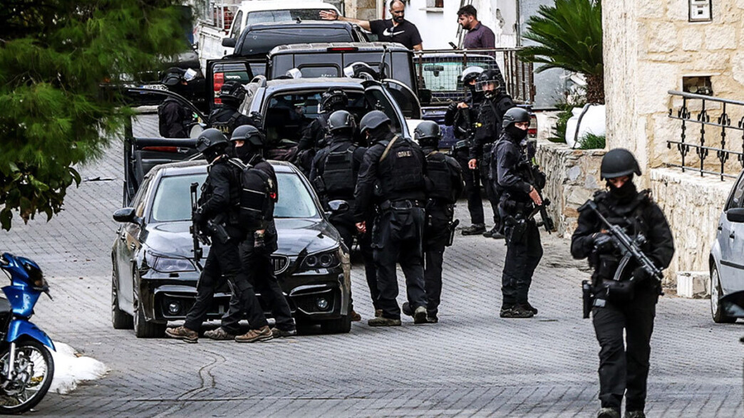 Συναγερμός στα Βορίζια: Η Κρήτη “βράζει” στην κηδεία του Φανούρη Καργάκη – Φόβοι για νέο κύκλο αίματος