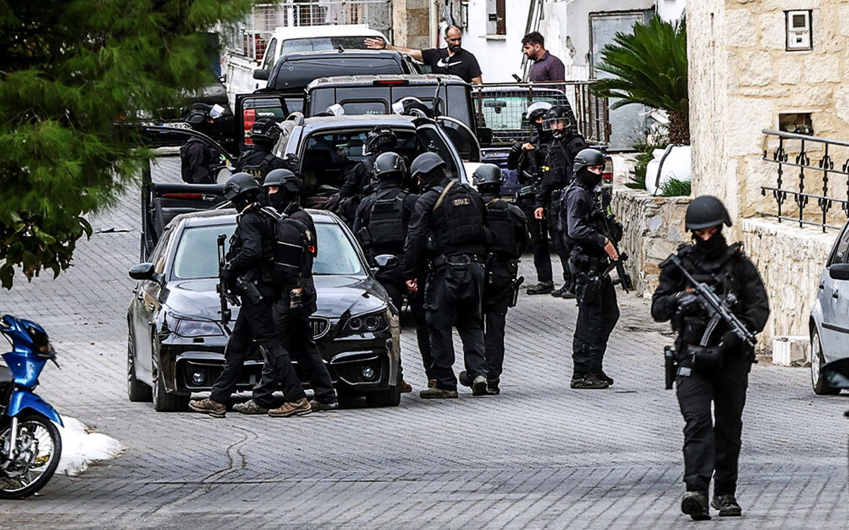 Συναγερμός στα Βορίζια: Η Κρήτη “βράζει” στην κηδεία του Φανούρη Καργάκη – Φόβοι για νέο κύκλο αίματος