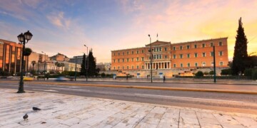 Παρασκηνιακό ραντεβού σε κεντρικό ξενοδοχείο