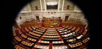 Μπλοκ στους διαδρόμους της Βουλής: Δύο «γαλάζιοι» βουλευτές δεν λένε ούτε καλημέρα και… χαλάνε ρουσφέτια