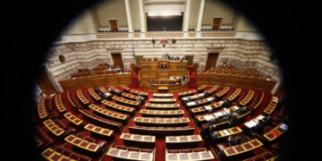 Μπλοκ στους διαδρόμους της Βουλής: Δύο «γαλάζιοι» βουλευτές δεν λένε ούτε καλημέρα και… χαλάνε ρουσφέτια