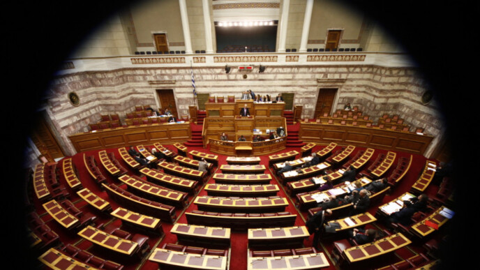 Μπλοκ στους διαδρόμους της Βουλής: Δύο «γαλάζιοι» βουλευτές δεν λένε ούτε καλημέρα και… χαλάνε ρουσφέτια