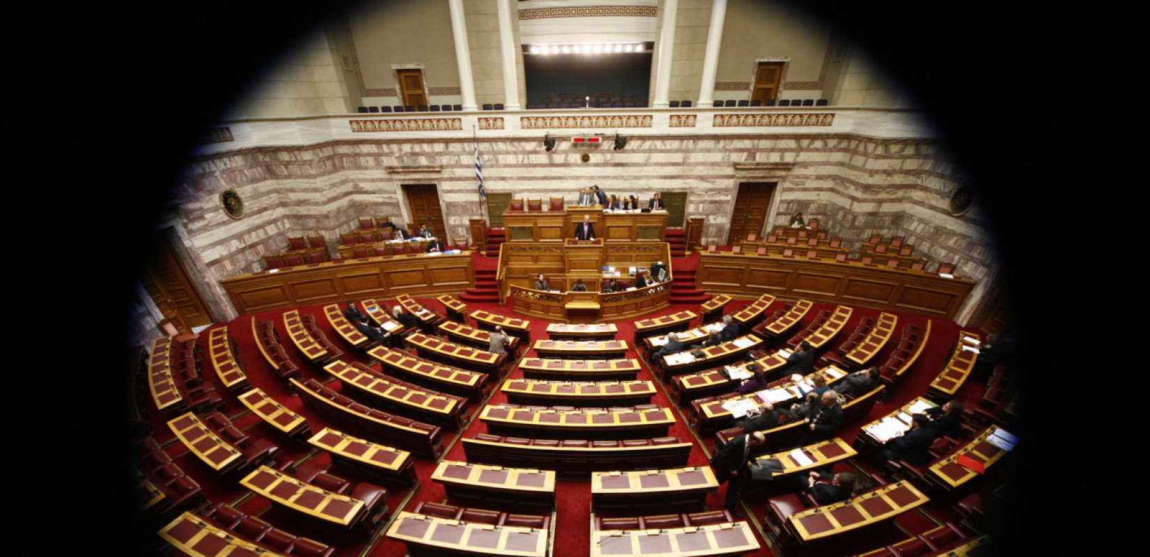 Μπλοκ στους διαδρόμους της Βουλής: Δύο «γαλάζιοι» βουλευτές δεν λένε ούτε καλημέρα και… χαλάνε ρουσφέτια