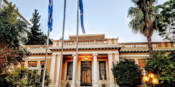 «Πόρτα» από το Μαξίμου στα γαλάζια ρουσφέτια