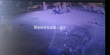 Νέα Φιλαδέλφεια: Βίντεο ντοκουμέντο από τη μοιραία σύγκρουση – Η στιγμή που η μηχανή καρφώνεται στο τρόλεϊ