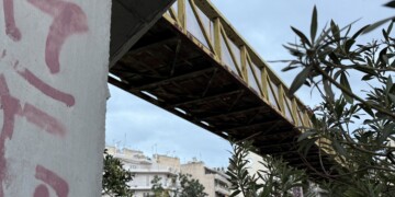 Στην Πλατεία «Ελπίδος» η γέφυρα έχει χάσει κάθε ελπίδα: Μια παγίδα σκουριάς πάνω από τα κεφάλια μας