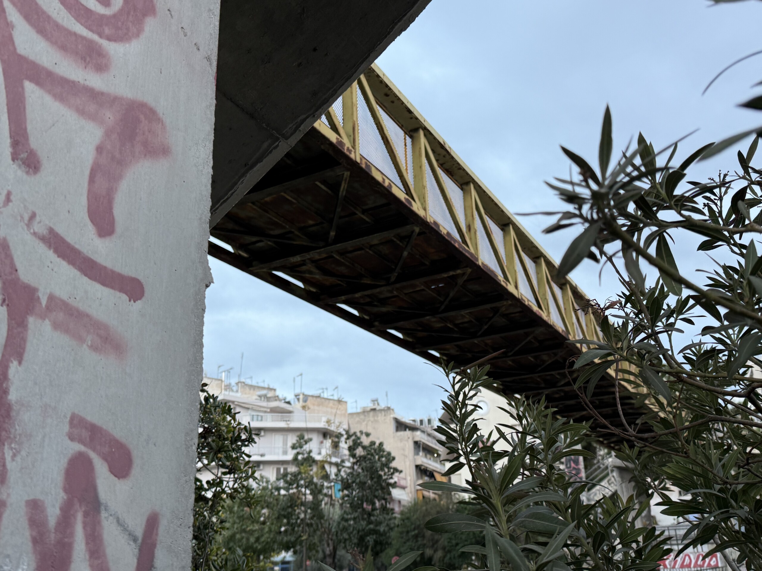 Στην Πλατεία «Ελπίδος» η γέφυρα έχει χάσει κάθε ελπίδα: Μια παγίδα σκουριάς πάνω από τα κεφάλια μας - newstok.gr