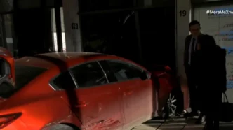 Αυτοκίνητο καρφώθηκε σε είσοδο πολυκατοικίας στη Θεσσαλονίκη