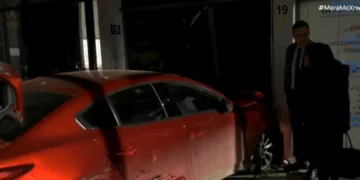 Αυτοκίνητο καρφώθηκε σε είσοδο πολυκατοικίας στη Θεσσαλονίκη