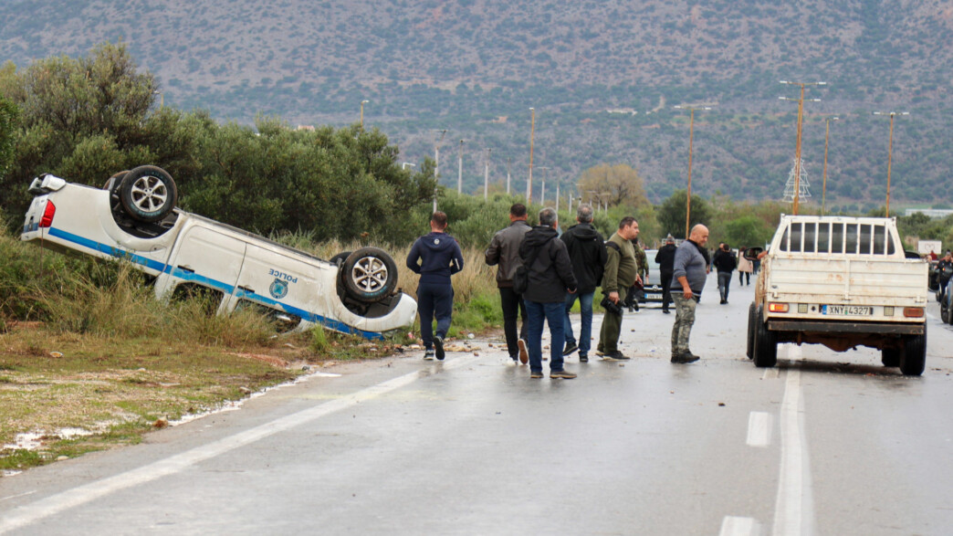 Σκηνικό χάους στην Κρήτη: Αγρότες αναποδογύρισαν περιπολικό – Εισβολή στην πίστα και ακυρώσεις πτήσεων