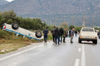 Σκηνικό χάους στην Κρήτη: Αγρότες αναποδογύρισαν περιπολικό – Εισβολή στην πίστα και ακυρώσεις πτήσεων