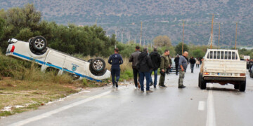 Σκηνικό χάους στην Κρήτη: Αγρότες αναποδογύρισαν περιπολικό – Εισβολή στην πίστα και ακυρώσεις πτήσεων