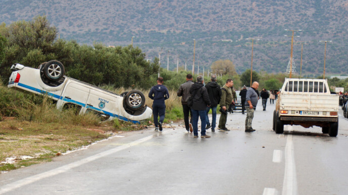 Σκηνικό χάους στην Κρήτη: Αγρότες αναποδογύρισαν περιπολικό – Εισβολή στην πίστα και ακυρώσεις πτήσεων