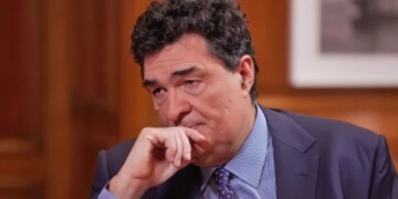 «Ο καρκίνος δεν είναι μυστικό»: Η γενναία προσωπική εξομολόγηση του Αλέξη Παπαχελά για τη μάχη με την ασθένεια