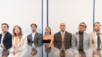 «Άμλετ*» του Ανδρέα Φλουράκη: Όταν η σαιξπηρική τραγωδία φοράει κοστούμι πολυεθνικής