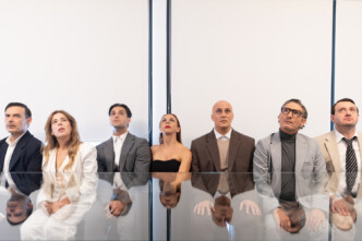 «Άμλετ*» του Ανδρέα Φλουράκη: Όταν η σαιξπηρική τραγωδία φοράει κοστούμι πολυεθνικής