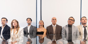 «Άμλετ*» του Ανδρέα Φλουράκη: Όταν η σαιξπηρική τραγωδία φοράει κοστούμι πολυεθνικής