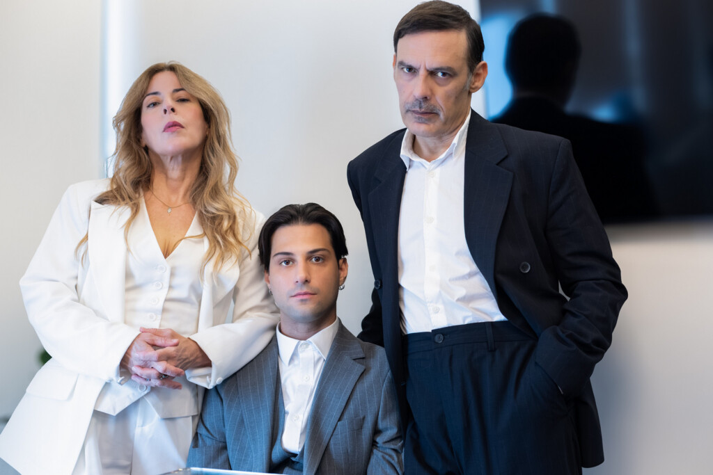 «Άμλετ*» του Ανδρέα Φλουράκη: Όταν η σαιξπηρική τραγωδία φοράει κοστούμι πολυεθνικής