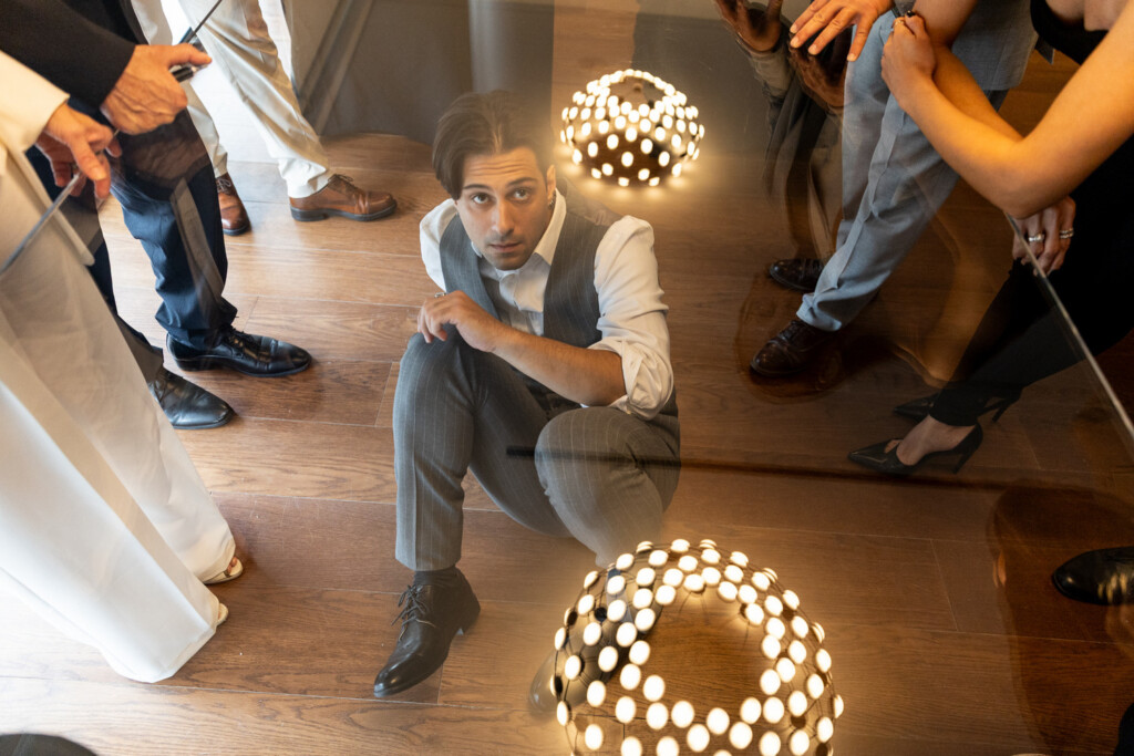 «Άμλετ*» του Ανδρέα Φλουράκη: Όταν η σαιξπηρική τραγωδία φοράει κοστούμι πολυεθνικής