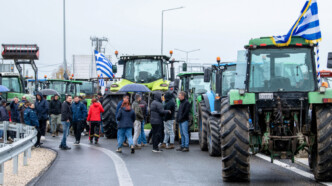 Αγροτικά μπλόκα: Δίωξη για κακούργημα στον οδηγό του τρακτέρ – Πού κλείνουν δρόμοι και τελωνεία
