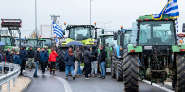 Αγροτικά μπλόκα: Δίωξη για κακούργημα στον οδηγό του τρακτέρ – Πού κλείνουν δρόμοι και τελωνεία
