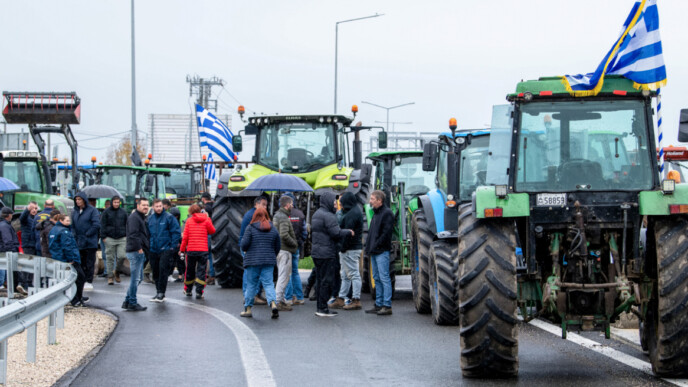 Αγροτικά μπλόκα: Δίωξη για κακούργημα στον οδηγό του τρακτέρ – Πού κλείνουν δρόμοι και τελωνεία