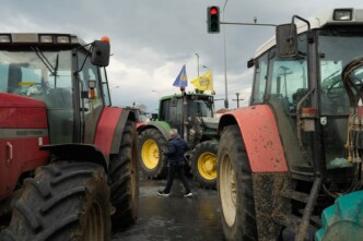 «Δεν θα μπορούμε να πάμε στα χωριά μας» – Συναγερμός στο Μαξίμου για τα αγροτικά μπλόκα