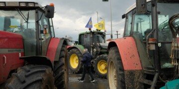 «Δεν θα μπορούμε να πάμε στα χωριά μας» – Συναγερμός στο Μαξίμου για τα αγροτικά μπλόκα