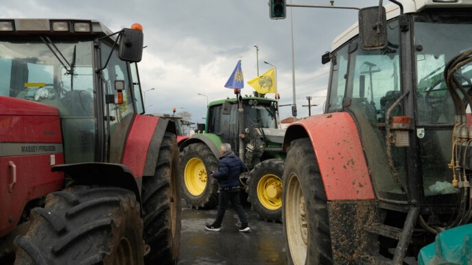 «Δεν θα μπορούμε να πάμε στα χωριά μας» – Συναγερμός στο Μαξίμου για τα αγροτικά μπλόκα