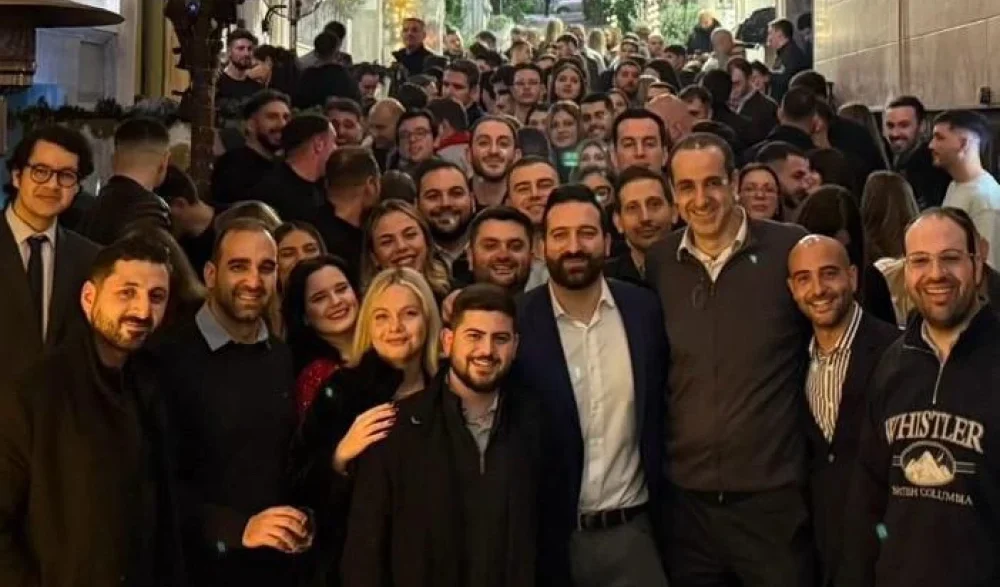 «Οικογενειακό» κλίμα στο Κολωνάκι: Η χριστουγεννιάτικη συνάντηση του Γρηγόρη Δημητριάδη με τη νεολαία της ΝΔ