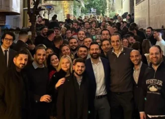 «Οικογενειακό» κλίμα στο Κολωνάκι: Η χριστουγεννιάτικη συνάντηση του Γρηγόρη Δημητριάδη με τη νεολαία της ΝΔ