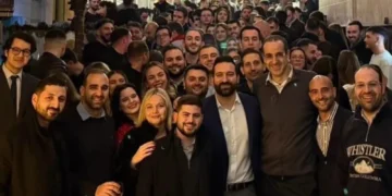 «Οικογενειακό» κλίμα στο Κολωνάκι: Η χριστουγεννιάτικη συνάντηση του Γρηγόρη Δημητριάδη με τη νεολαία της ΝΔ