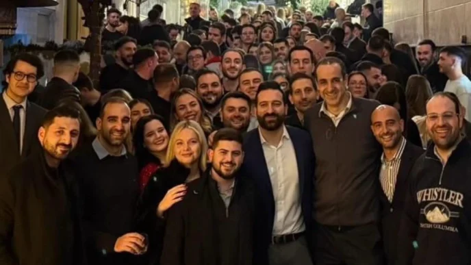 «Οικογενειακό» κλίμα στο Κολωνάκι: Η χριστουγεννιάτικη συνάντηση του Γρηγόρη Δημητριάδη με τη νεολαία της ΝΔ