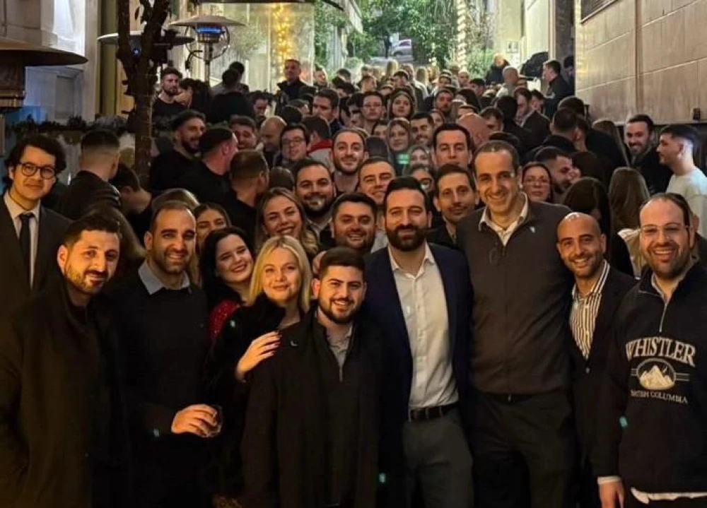 «Οικογενειακό» κλίμα στο Κολωνάκι: Η χριστουγεννιάτικη συνάντηση του Γρηγόρη Δημητριάδη με τη νεολαία της ΝΔ