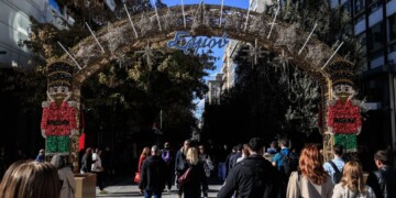 Εορταστικό ωράριο Χριστουγέννων 2025: Ποιες Κυριακές είναι ανοιχτά μαγαζιά και σούπερ μάρκετ – Όλες οι ημερομηνίες και οι αργίες