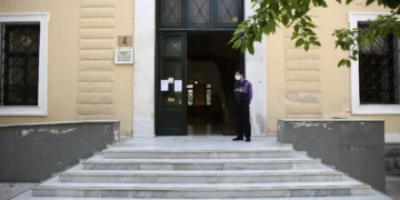 Τραγωδία στην Ευελπίδων: Κατέρρευσε και πέθανε 84χρονος κατηγορούμενος για ενδοοικογενειακή βία