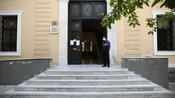 Τραγωδία στην Ευελπίδων: Κατέρρευσε και πέθανε 84χρονος κατηγορούμενος για ενδοοικογενειακή βία