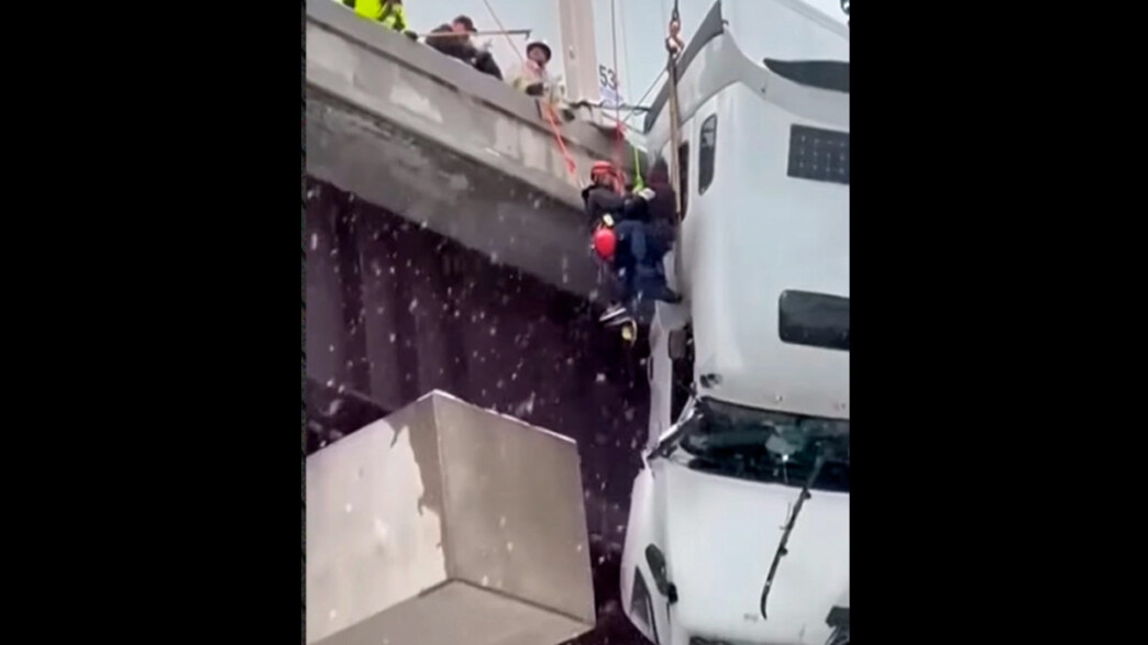 Επέμβαση απεγκλωβισμού φορτηγού που κρεμόταν από μια γέφυρα στη Βιρτζίνια