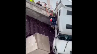 Επέμβαση απεγκλωβισμού φορτηγού που κρεμόταν από μια γέφυρα στη Βιρτζίνια