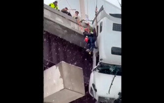 Επέμβαση απεγκλωβισμού φορτηγού που κρεμόταν από μια γέφυρα στη Βιρτζίνια