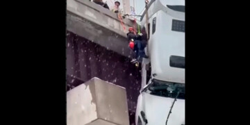 Επέμβαση απεγκλωβισμού φορτηγού που κρεμόταν από μια γέφυρα στη Βιρτζίνια