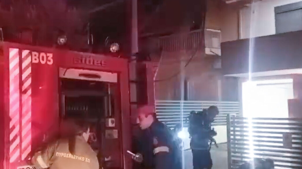 Τραγωδία στην Καλλιθέα: Εντοπίστηκαν δύο απανθρακωμένες σοροί σε φλεγόμενη διπλοκατοικία