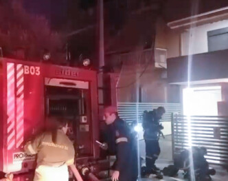 Τραγωδία στην Καλλιθέα: Εντοπίστηκαν δύο απανθρακωμένες σοροί σε φλεγόμενη διπλοκατοικία